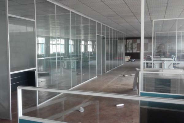 聚美办公室玻璃隔断：没有玻璃隔断的办公室是没有灵魂的！
