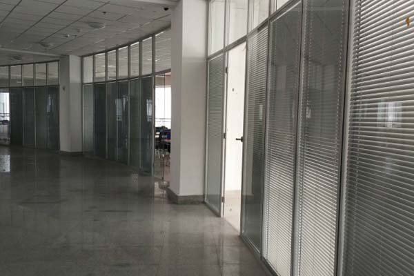 聚美:办公室玻璃隔断墙选对了，员工效率提高好几倍！