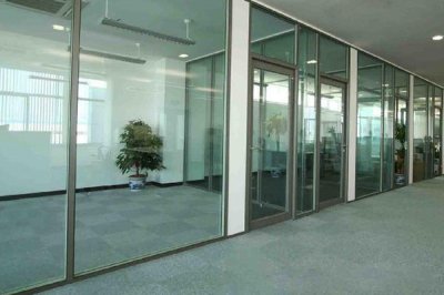 济南办公室玻璃隔断的安装特点以及注意事项