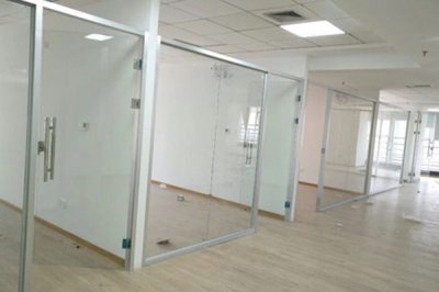 办公室单层玻璃隔断与双层隔断分别的优点有哪些